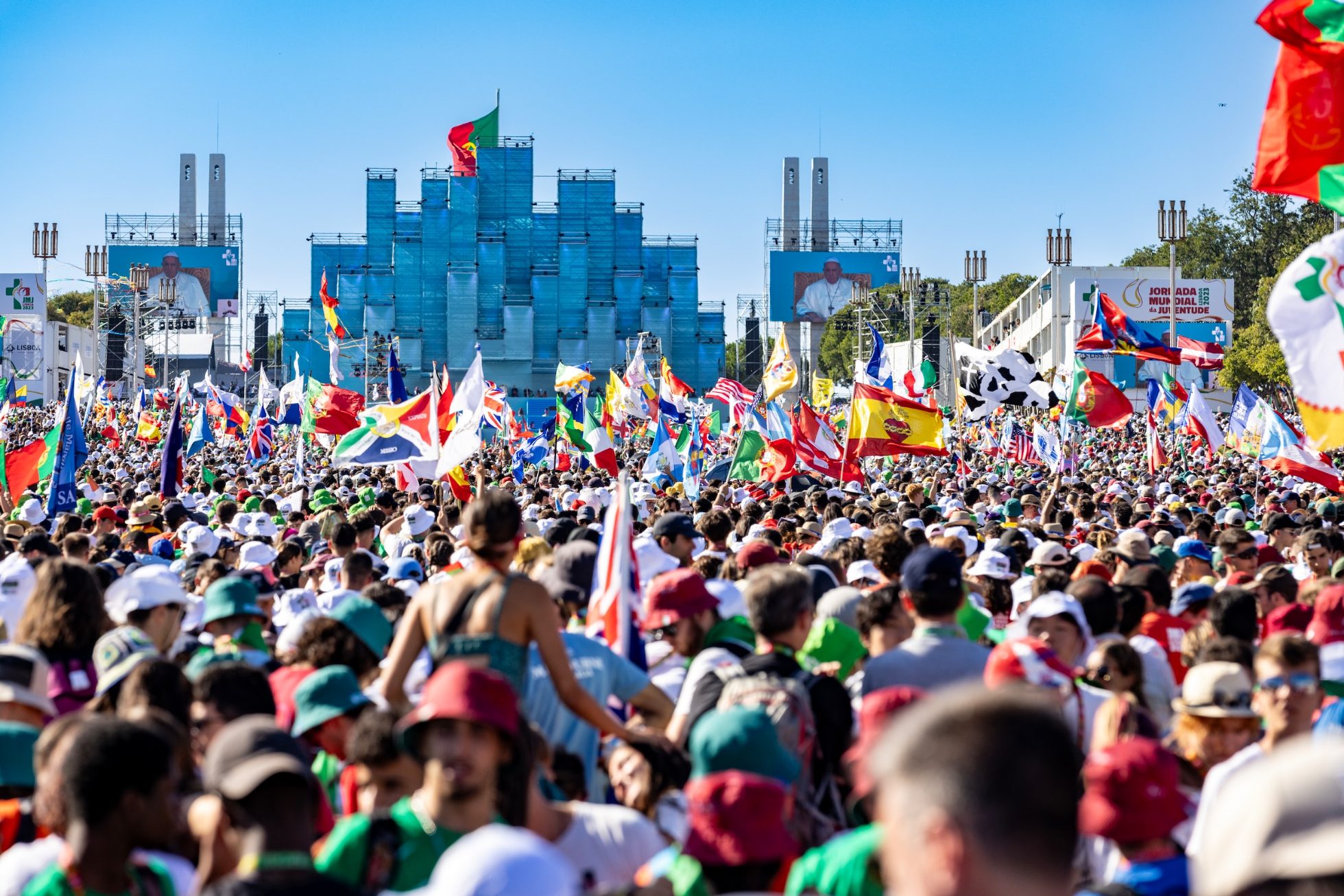 A crowd of pilgrims listening to the Pope's sermon.